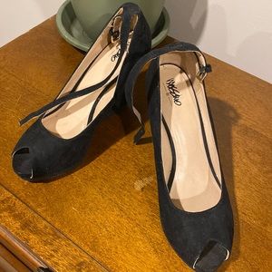 Mossimo Black and Gold Studded Heels, size 8